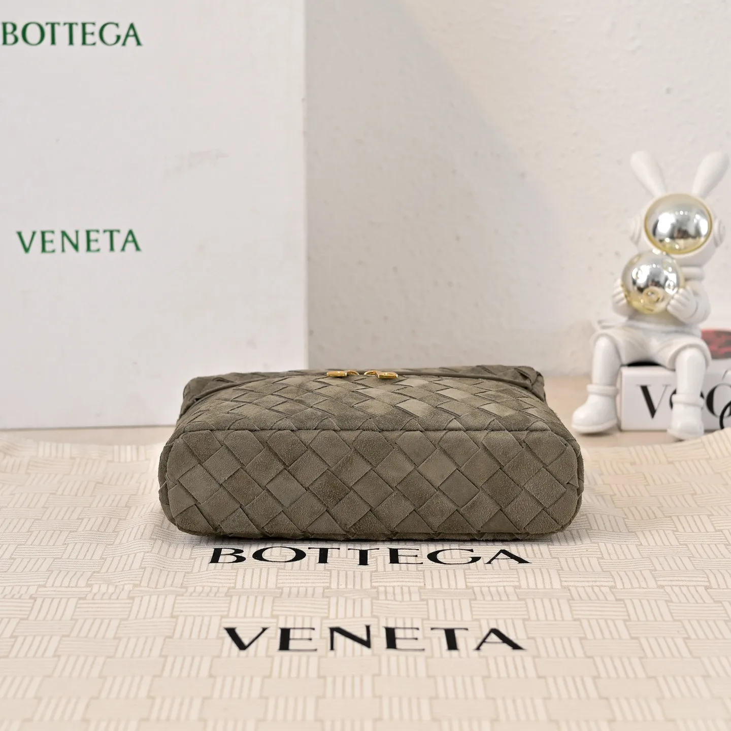 Batch 1360 #BV new Vanity Case suede cosmetic bag 🎈 is a super practical and stylish box cosmetic bag [Fireworks], using the brand's most classic cowhide weaving, with two-way zipper opening and closing, the overall style is retro and elegant, the top handle can be adjusted at will, the hand-held elegant temperament, cross-body casual and casual, unlocking various concave shape scenes 🎬 Model: 9109 Size: 22x12.5x5